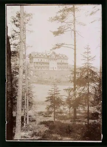 Fotografie Brück & Sohn Meissen, Ansicht Mühlhausen i. V., Blick aus dem Wald auf das Genesungsheim des OKK Plauen