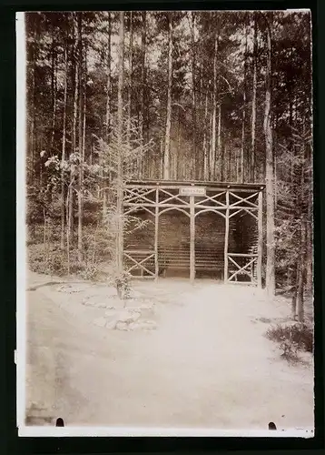 Fotografie Brück & Sohn Meissen, Ansicht Mühlhausen i. V., Im Heim-Wald des Genesungsheimes, Unterstand Walthers Ruhe