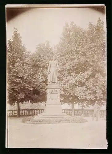 Fotografie Brück & Sohn Meissen, Ansicht Marienbad, Partie im Park am Denkmal