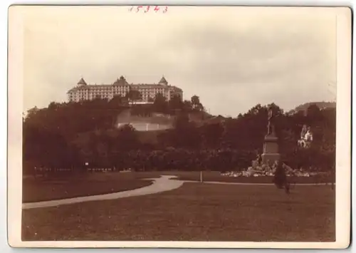 Fotografie Brück & Sohn Meissen, Ansicht Karlsbad, Partie am Denkmal Kaiser Franz Josef I. Blick zum Hotel Imperial