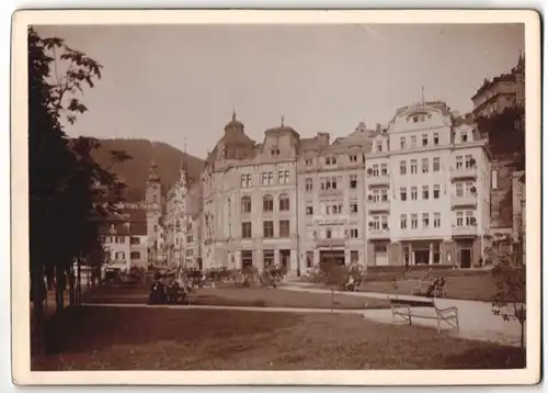 Fotografie Brück & Sohn Meissen, Ansicht Karlsbad, Partie am Schildplatz Hotel Gold. Schild, Westbury Hall Haus