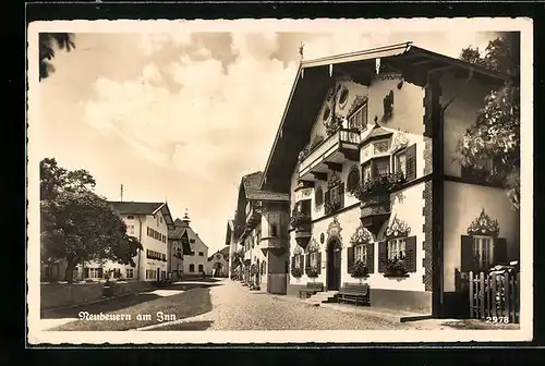 AK Neubeuern a. Inn, Strassenpartie mit geschmückten Häusern