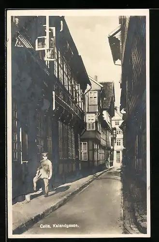 AK Celle, Herr in Uniform in der Kalandgasse