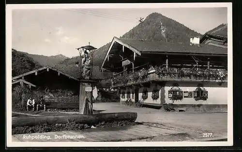 AK Ruhpolding, Männer ruhen sich am Dorfbrunnen aus