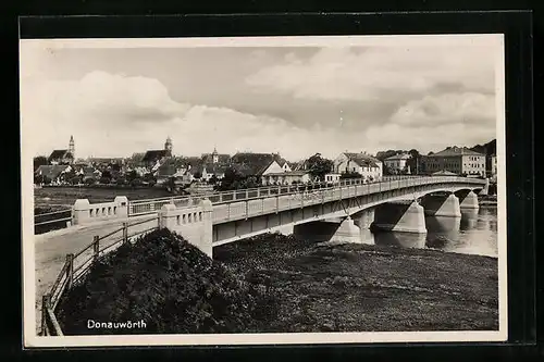 AK Donauwörth, Partie an der Brücke mit Stadtansicht