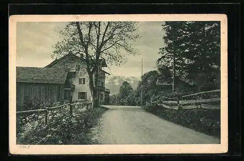 AK Tölz-Bieburg, Strassenpartie mit Gasthaus, Blick zur Benediktenwand