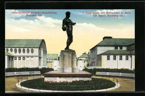 AK Dresden, Internationale Hygiene-Ausstellung 1911, Sportplatz mit Ballwerfer u. Halle für Sportkleidung