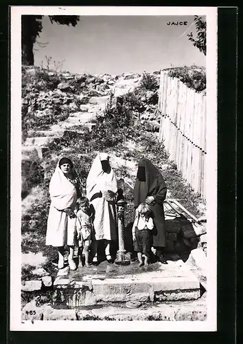 AK Jajce, Kleingruppe am Brunnen