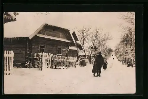 Foto-AK Zaroj, Dorfstrasse im Winter