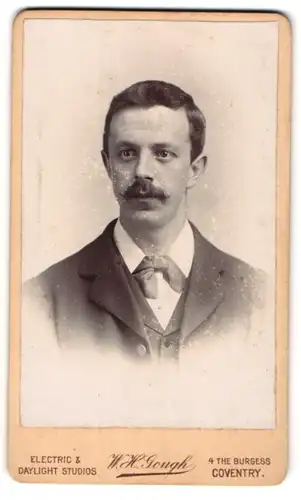 Fotografie W. H. Gough, Coventry, 4, The Burgess, Elegant gekleideter Herr mit Moustache
