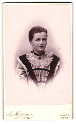Fotografie Ad. Hartmann, Dessau, Franz-Strasse 24 b, Junge Dame im Kleid mit Amulett