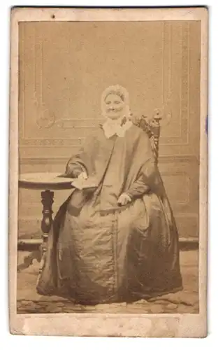 Fotografie unbekannter Fotograf und Ort, Bürgerliche Dame im Kleid mit Haube