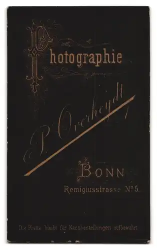 Fotografie P. Overheydt, Bonn, Remigiusstrasse 5, Junger Herr im Anzug mit Fliege