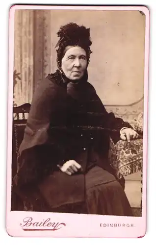Fotografie F. E. Bailey, Edinburgh, 96, Nicolson St., Ältere Dame im Mantel mit Haube