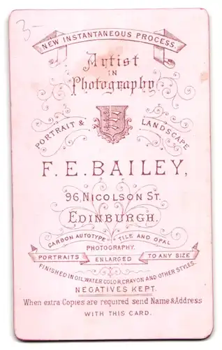 Fotografie F. E. Bailey, Edinburgh, 96, Nicolson St., Ältere Dame im Mantel mit Haube