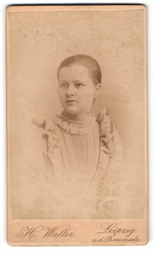 Fotografie Hermann Walter, Leipzig, Junge Dame mit zurückgebundenem Haar