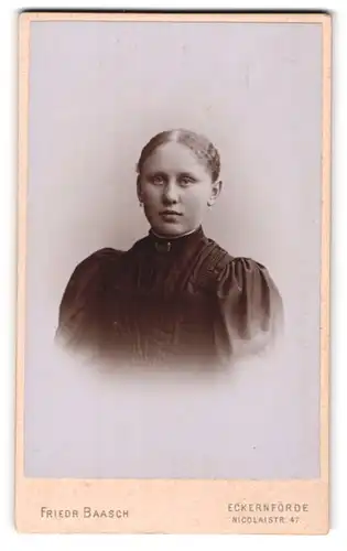 Fotografie Friedrich Baasch, Eckernförde, Nicolaistrasse 47, Junge Dame mit zurückgebundenem Haar