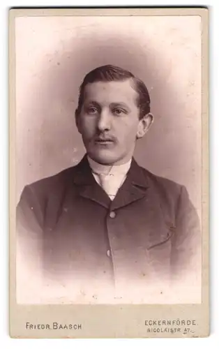 Fotografie Friedrich Baasch, Eckernförde, Nicolaistrasse 47, Junger Herr im Anzug mit Krawatte