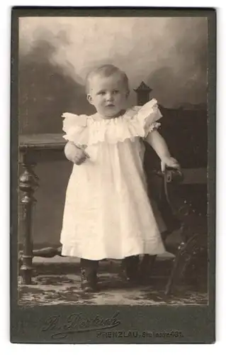 Fotografie R. Bertuch, Prenzlau, Steinstrasse 431, Kleines Kind im weissen Kleid