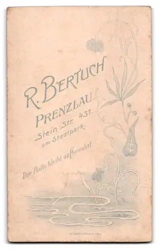 Fotografie R. Bertuch, Prenzlau, Steinstrasse 431, Kleines Kind im weissen Kleid