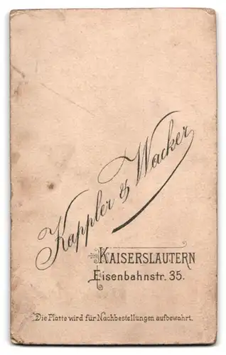 Fotografie Kappler & Wacker, Kaiserslautern, Eisenbahnstrasse 35, Junge Dame im Kleid mit Kreuzkette