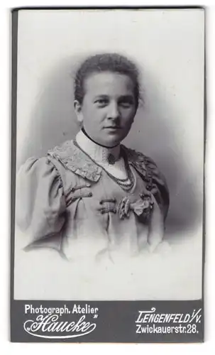Fotografie Haucke, Lengenfeld i. V., Zwickauerstrasse 28, Junge Dame mit zurückgebundenem Haar
