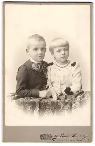 Fotografie A. Bartel, Hamburg, Grosse Johannisstrasse 23-25, Kinderpaar in hübscher Kleidung