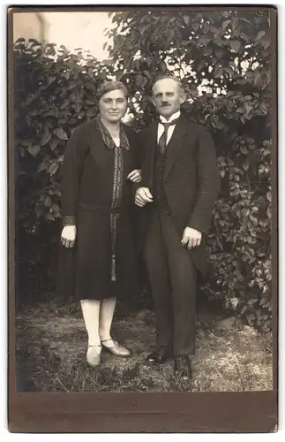 Fotografie unbekannter Fotograf und Ort, Bürgerliches Paar in modischer Kleidung