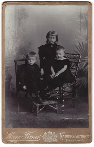 Fotografie Georg Ferner, Kaiserslautern, Alleestrasse 3, Drei Kinder in zeitgenössischer Kleidung