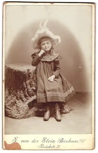 Fotografie J. von der Stein, Bochum i. W., Brückstrasse 31, Kleines Mädchen im karierten Kleid