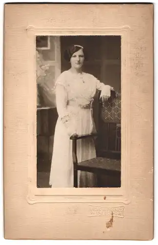 Fotografie A. Franke, Mügeln-Dr., Junge Dame im weissen Kleid