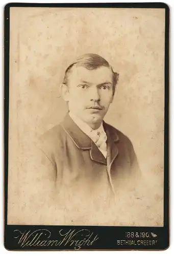 Fotografie William Wright, London, 188 & 190, Bethnal Green Rd., Junger Mann im Anzug mit Krawatte