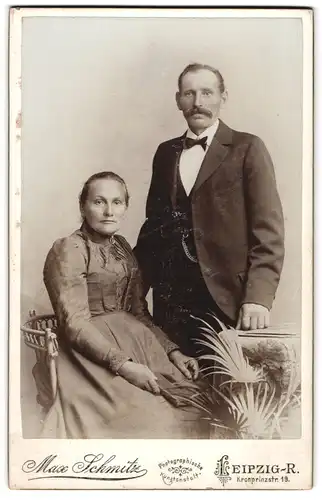 Fotografie Max Schmitz, Leipzig-R., Kronprinzstrasse 19, Bürgerliches Paar in hübscher Kleidung