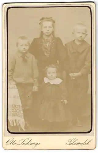 Fotografie Otto Ludewigs, Salzwedel, Reiche-Strasse 12, Vier Kinder in zeitgenössischer Kleidung
