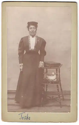 Fotografie unbekannter Fotograf und Ort, Toska Sommer im Kleid um 1920