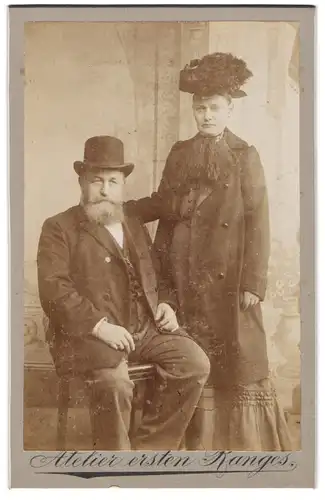 Fotografie unbekannter Fotograf und Ort, Älteres Paar in zeitgenössischer Kleidung