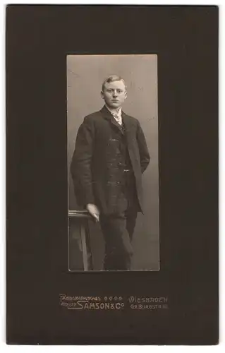Fotografie Samson & Co., Wiesbaden, Gr. Burgstrasse 10, Junger Mann im Anzug mit Krawatte
