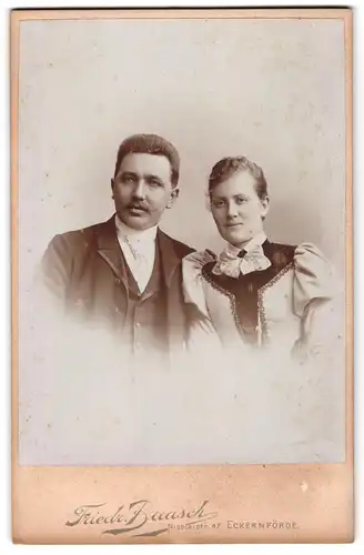 Fotografie Friedrich Baasch, Eckernförde, Nicolaistrasse 47, Junges Paar in zeitgenössischer Kleidung