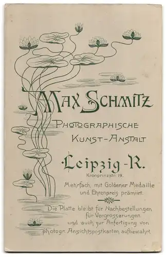 Fotografie Max Schmitz, Leipzig-R., Kronprinzstrasse 19, Elegant gekleideter Herr sitzt am Tisch