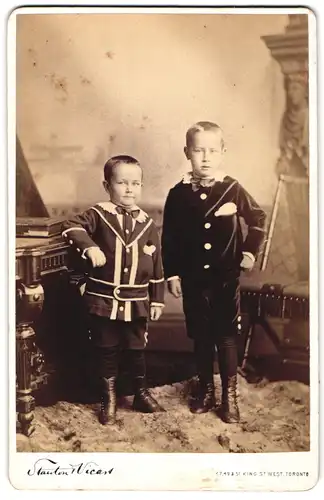 Fotografie Slauton Vicart, Toronto, 47, 49 & 51, King St., Zwei Jungen in hübscher Kleidung