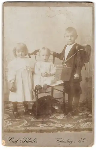 Fotografie Carl Schultz, Weissenberg i. Sa., Schuljunge mit Mädchen und Kleinkind in modischer Kleidung