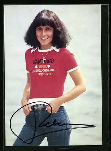 AK Musikerin Rebekka im roten T-Shirt und Jeans, Autograph