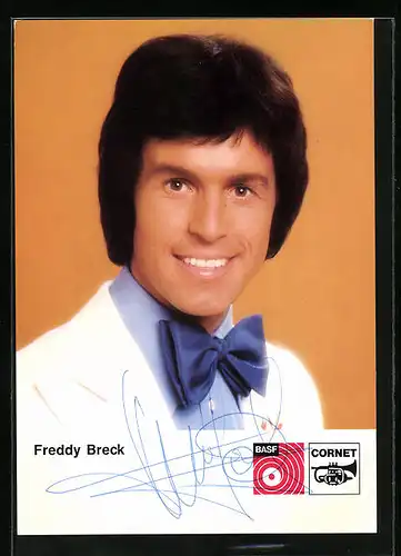 AK Musiker Freddy Breck mit blauer Fliege um den Hals und Autograph