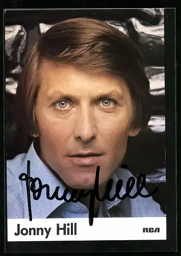 AK Musiker Jonny Hill im blauen Hemd und Autograph