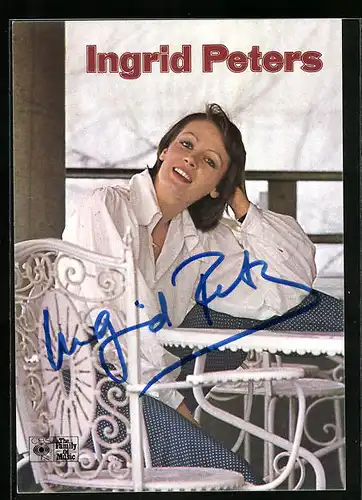AK Musikerin Ingrid Peters mit aufgestütztem Kopf und Autograph
