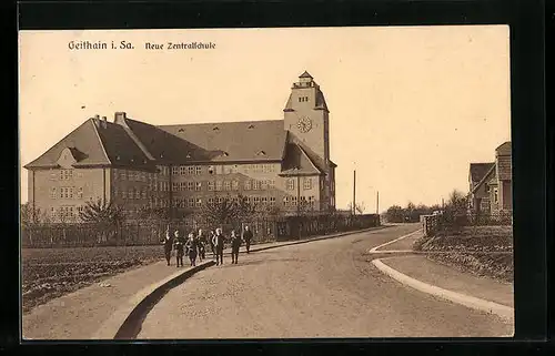 AK Geithain /Sa., Neue Zentralschule mit Strasse und Schülergruppe