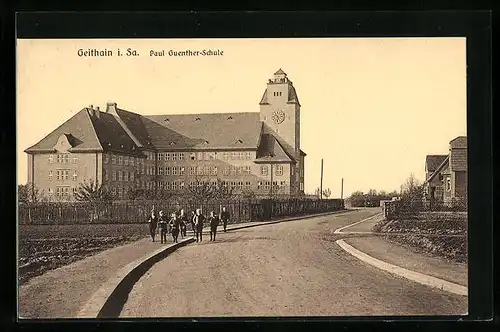 AK Geithain /Sa., Strassenpartie mit Paul Guenther-Schule und Schülergruppe