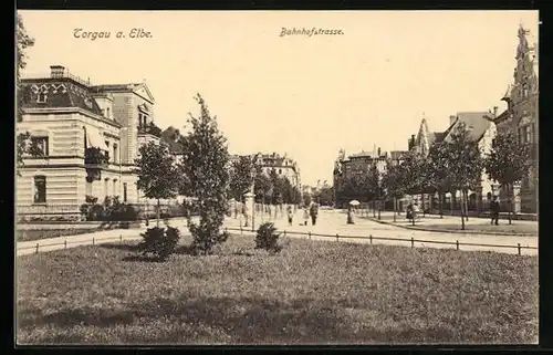 AK Torgau /Elbe, Bahnhofstrasse mit Passanten