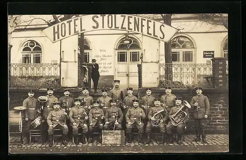 Foto-AK Oberlahnstein, Blasorchester vor dem Hotel Stolzenfels