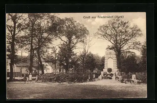 AK Friedersdorf /Mark, Kriegerdenkmal mit Kindergruppe